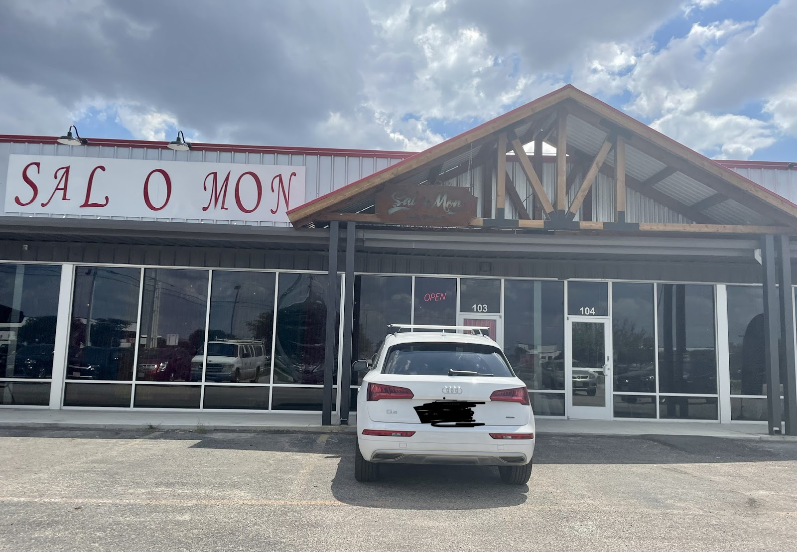 Exterior storefront of Sal-O-Mon Family Restaurant in New Braunfels